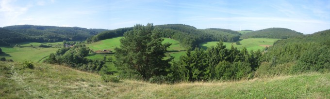 Links Blick vom Eulenberg, links Urfey, Mitte Kallmuther Bachtal