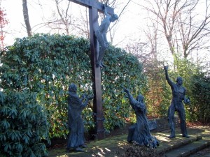 Kreuzigungsgruppe auf dem Friedhof in Vossenack