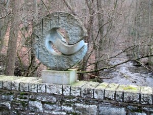 Gedenkskulptur auf der Kallbrücke