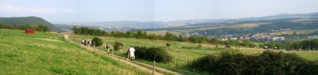 Brohltal bei Oberzissen, links Bausenberg