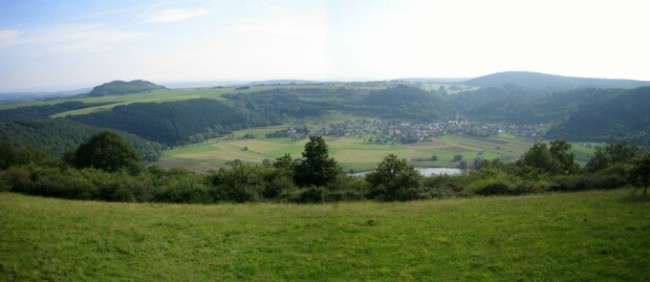 Meerfelder Maar und Mosenberg links