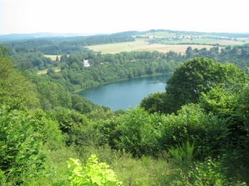 Weinfelder Maar mit Kirche