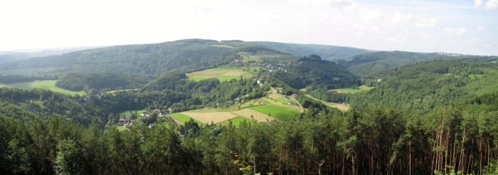 Dedenborn mit dem windungsreichen Tal der Rur