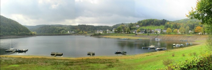 Rursee in Rurberg mit Staumauer Paulushof